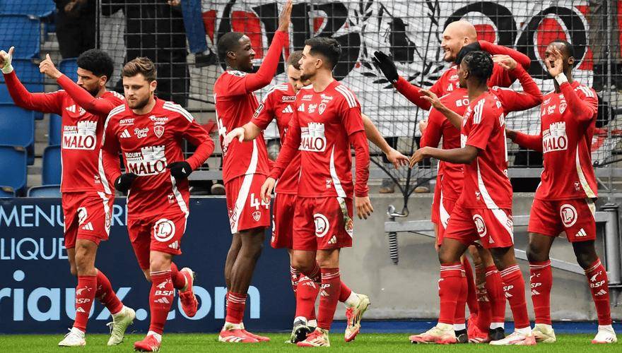 法甲保级欧战对冲战！布雷斯特主场死磕里昂，谁能抢占关键 3 分？